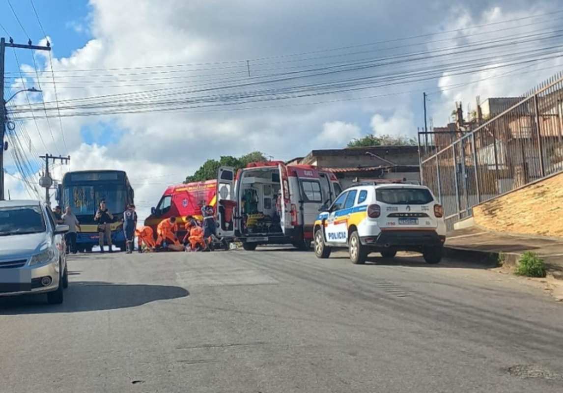 Ciclista fica gravemente ferido após bater em ônibus em Divinópolis