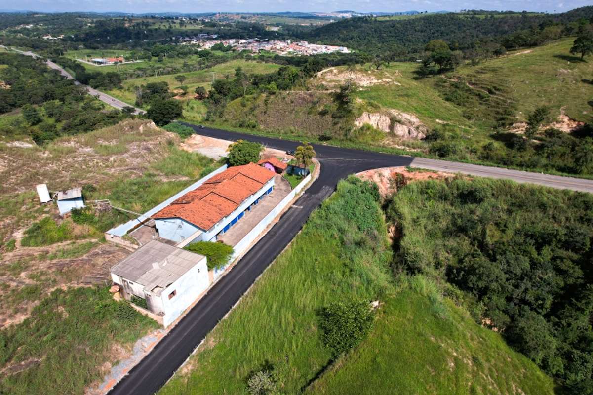 NOVA SERRANA ENTREGA A ESTRADA FERNANDO JACINTO DE FARIA NA ESTAÇÃO DO CERCADO - Créditos: Prefeitura de Nova Serrana/Divulgação