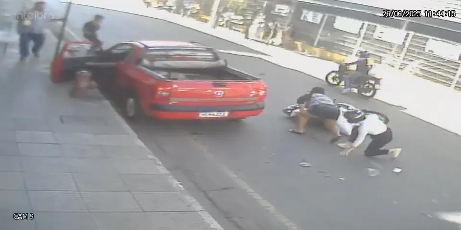 Caminhonete atropela idosas após bater em moto no Centro de Nova Serrana - Fonte: Portal VH News