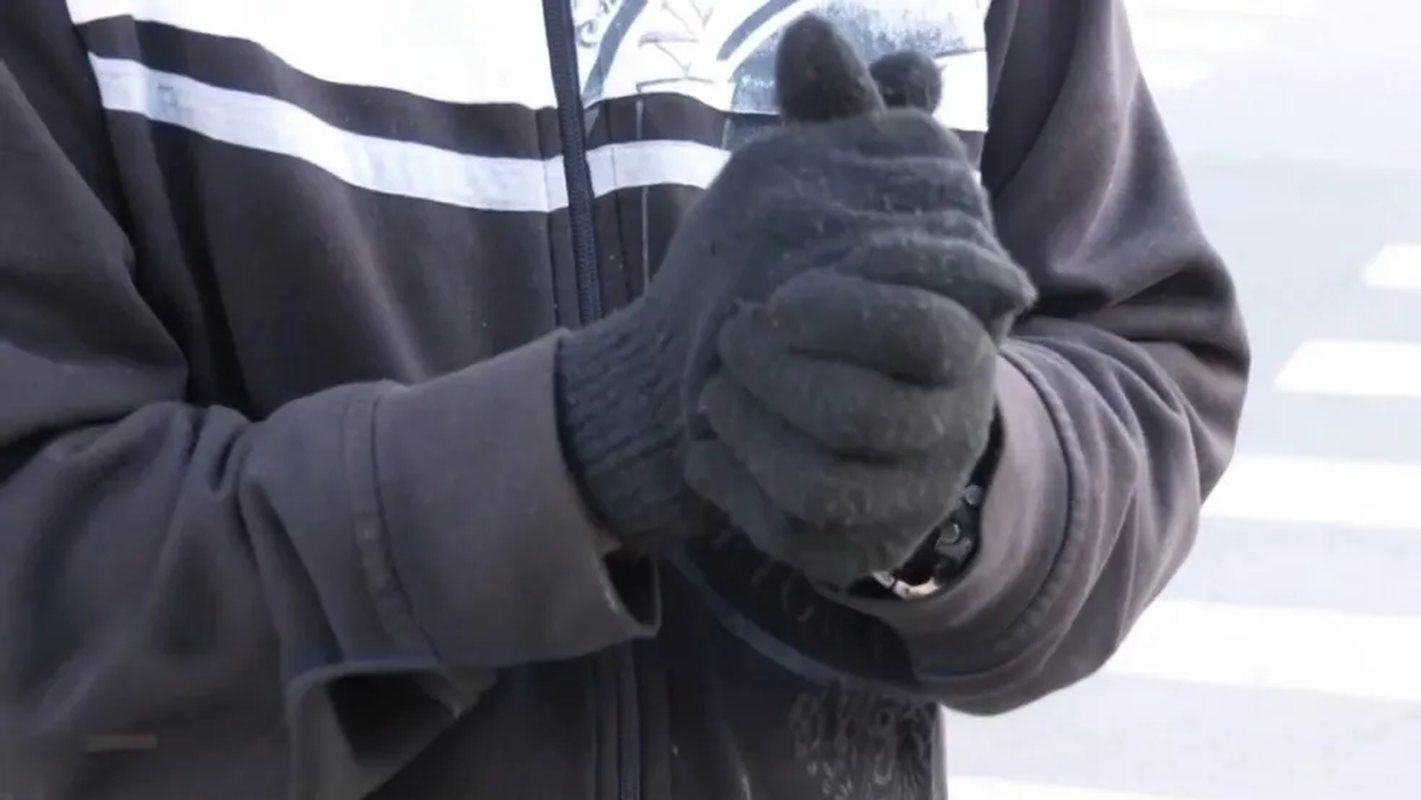 1 de 1 Blusa de frio luvas inverno baixas temperaturas morador Divinópolis — Foto: Reprodução/TV Integração