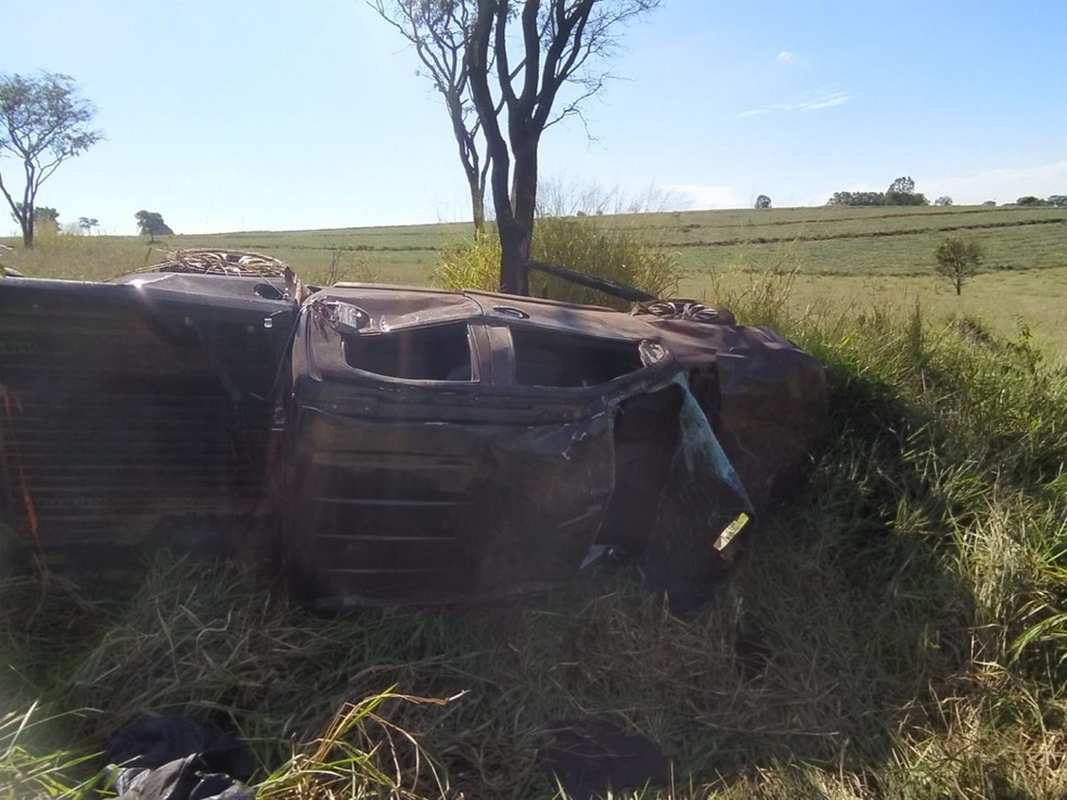 Homem morre arremessado do carro em acidente em Luz no centro-oeste — Foto: PRF/ divulgações