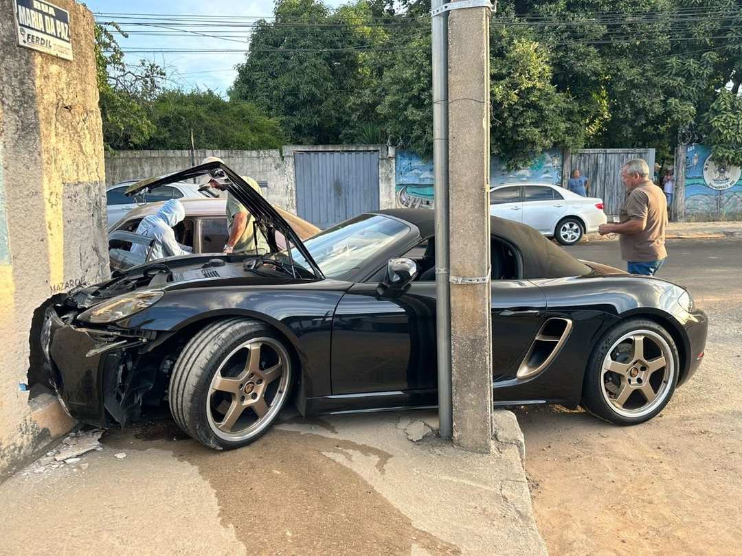 Porche bateu em um muro no Bairro Danilo Passos, em Divinópolis — Foto: Luisa Guimarães/TV Integração