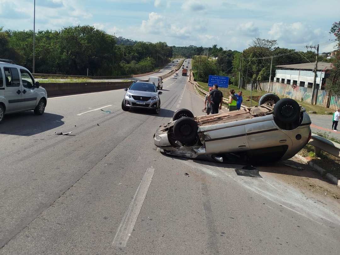 Primeiro acidente envolveu dois veículos — Foto: PMRv/Divulgação