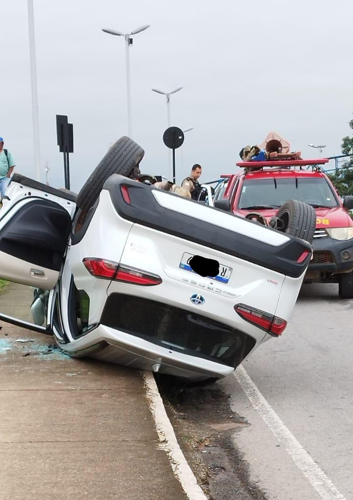 Carro com placas de Xavantina capota na SC-155 entre Seara e Itá