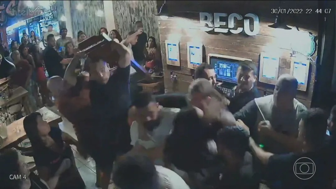 MidiaNews  Vídeo mostra dono de bar ostentando R$ 20 mil ganho na