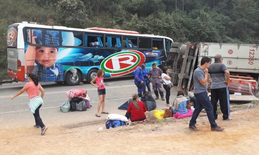 acidente-entre-carreta-e-onibus-deixa-um-morto-e-dez-feridos-na-br-381,-em-mg