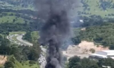Carreta carregada com cimento pega fogo e interdita BR-262 em Igaratinga