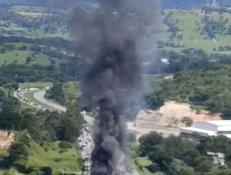 Carreta carregada com cimento pega fogo e interdita BR-262 em Igaratinga
