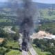 Carreta carregada com cimento pega fogo e interdita BR-262 em Igaratinga