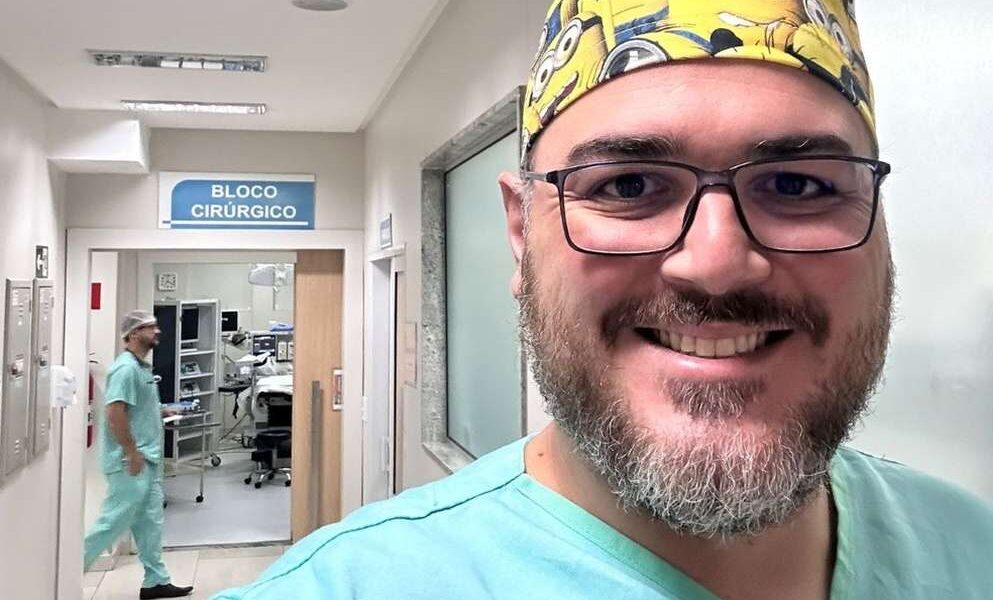 Médico de Divinópolis leva crianças vestidas de super-heróis para sala de cirurgia