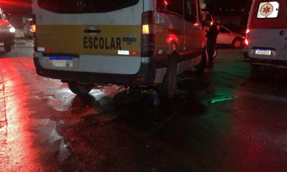 Motociclista para debaixo de van após batida em Pará de Minas