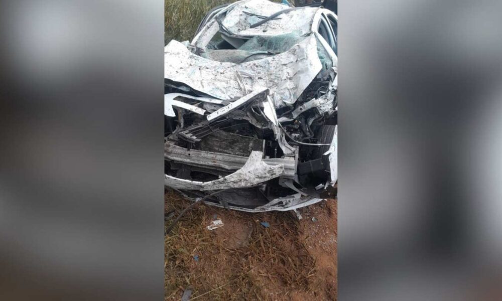 Acidente entre carro e caminhão na MG-050, em Formiga — Foto: Redes sociais