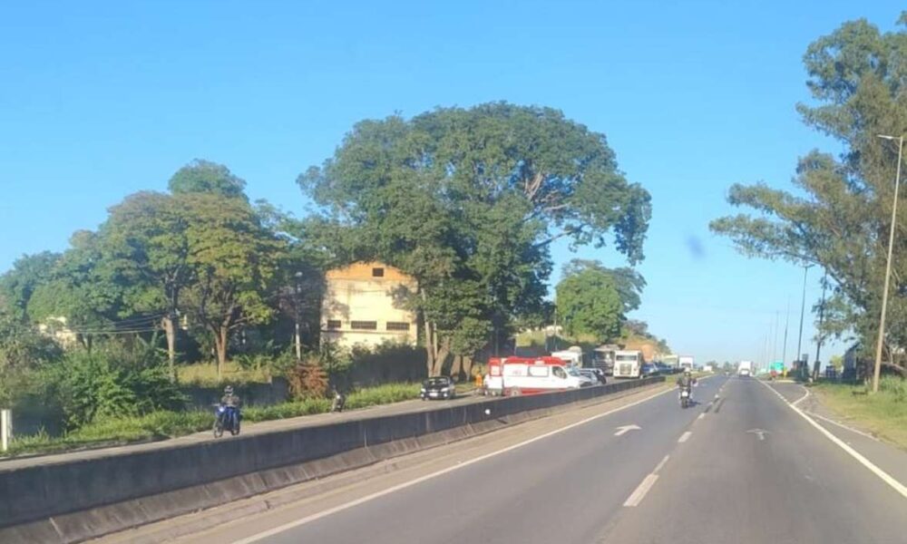 Acidente entre moto e carro na MG-050, em Divinópolis — Foto: Reprodução/Redes sociais