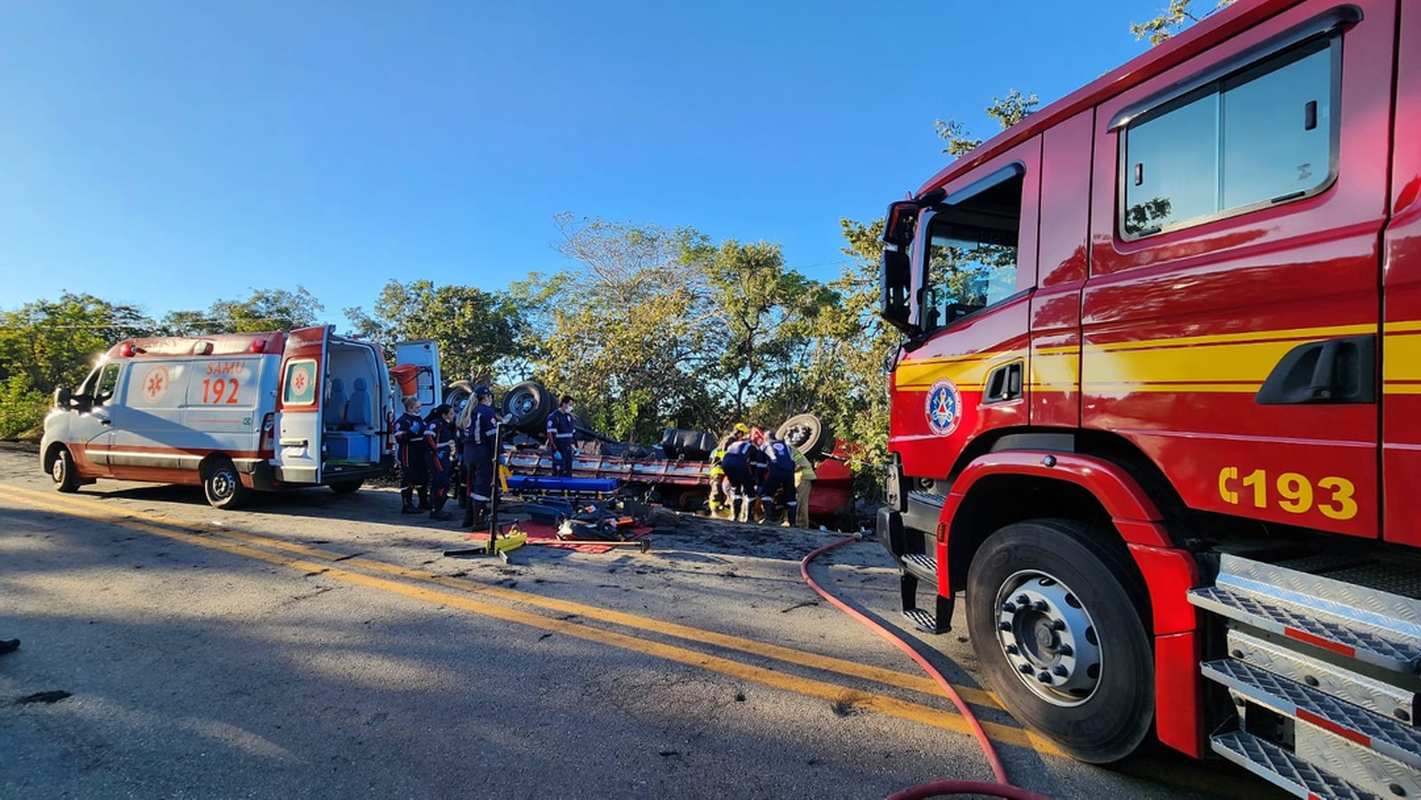Caminhão tombou às margens da rodovia — Foto: Corpo de Bombeiros/Divulgação