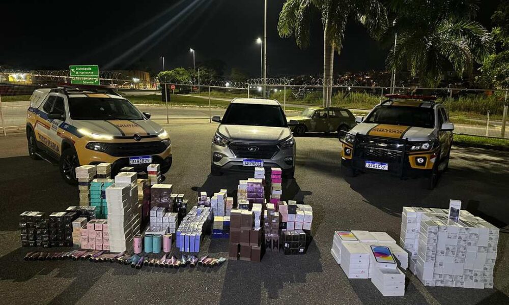 Celulares e perfumes apreendidos em Divinópolis — Foto: PMRv/Divulgação