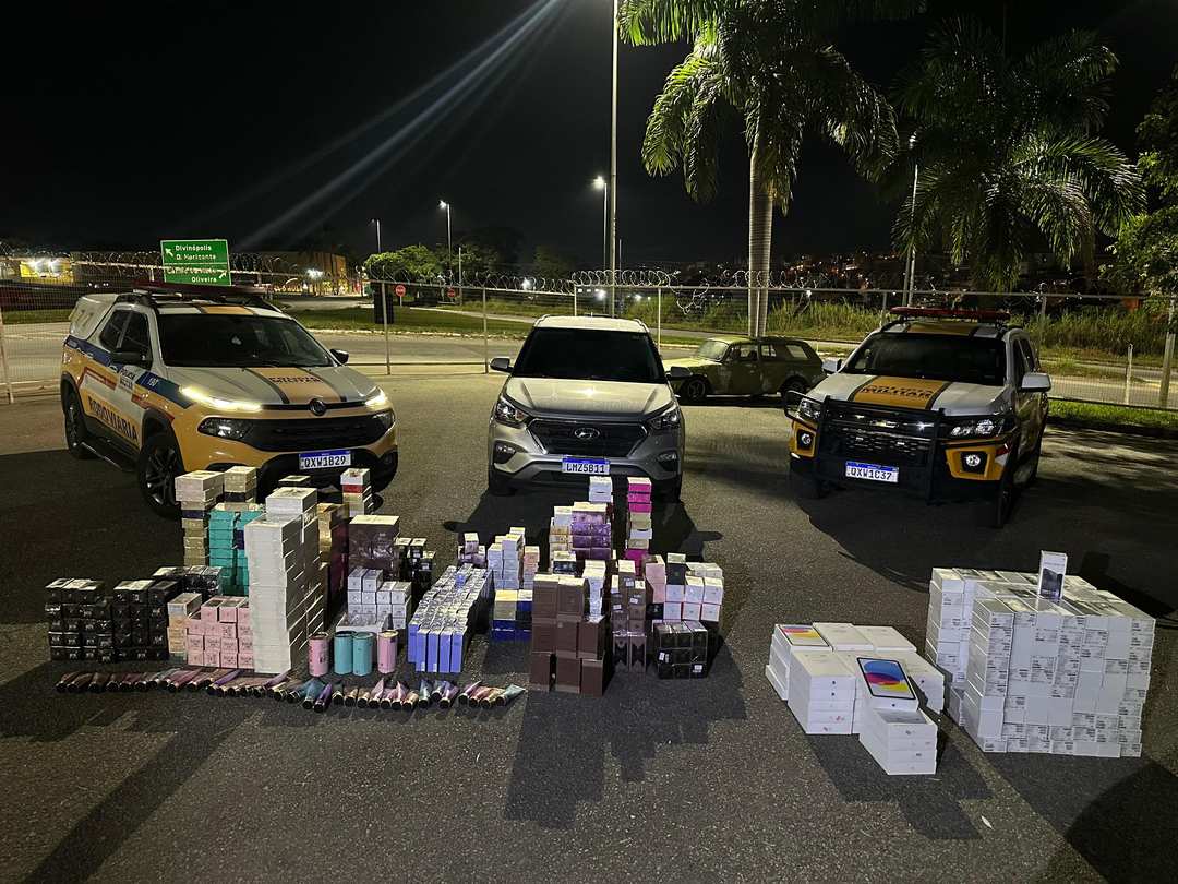 Celulares e perfumes apreendidos em Divinópolis — Foto: PMRv/Divulgação