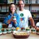 Glenda e o marido Rodrigo exibem a geleia premiada de abacaxi com pimenta — Foto: Sebrae-MG/Divulgação