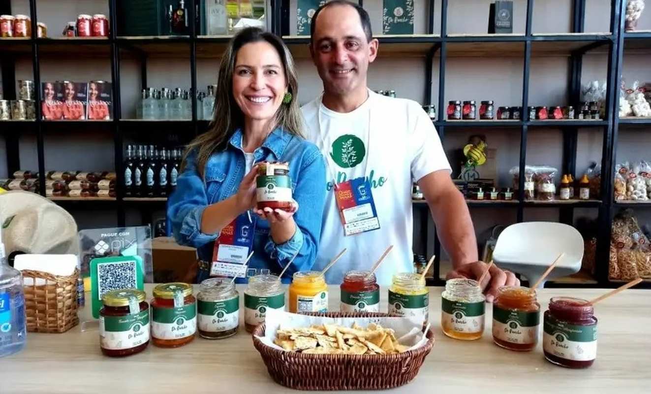 Glenda e o marido Rodrigo exibem a geleia premiada de abacaxi com pimenta — Foto: Sebrae-MG/Divulgação