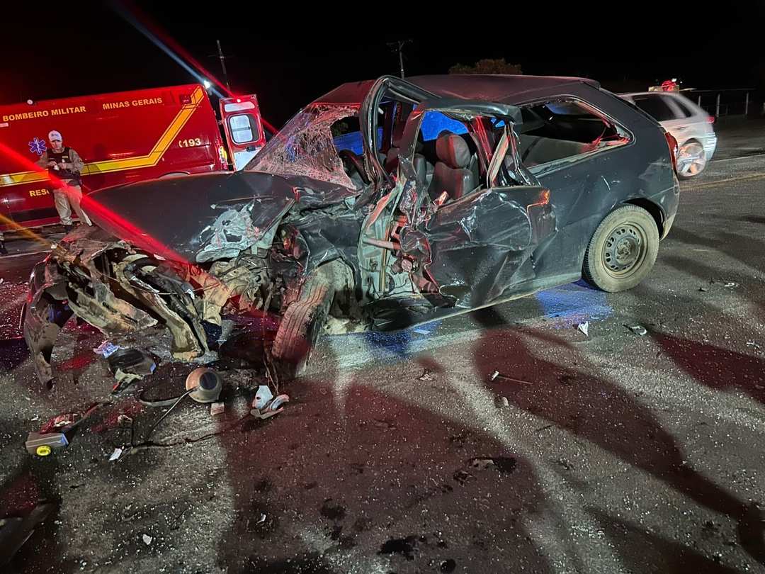 Homem morre em colisão entre dois carros na MG-050, em Pimenta