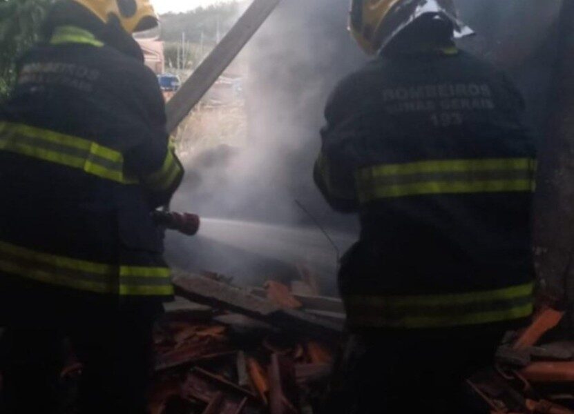 Homem morreu carbonizado durante incêndio em casa, em Pará de Minas — Foto: Corpo de Bombeiros/Divulgação