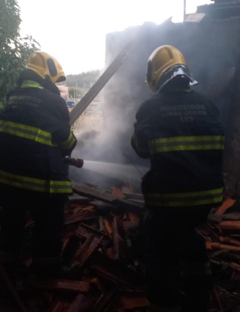 Homem morreu carbonizado durante incêndio em casa, em Pará de Minas — Foto: Corpo de Bombeiros/Divulgação