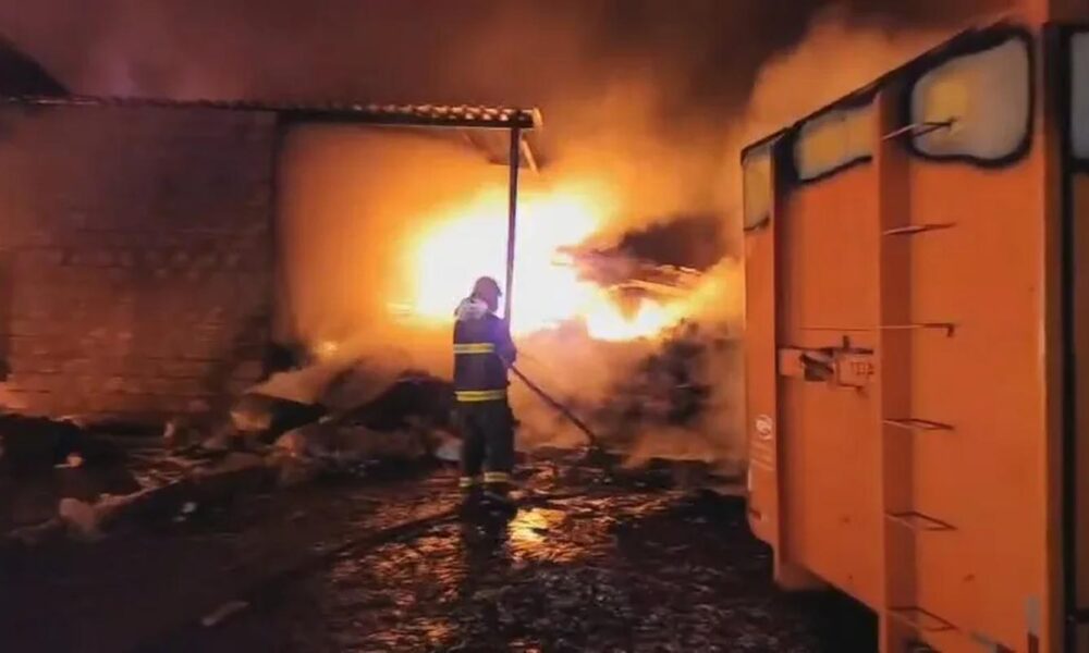 Incêndio de grandes proporções atinge depósito de recicláveis em Perdigão - Créditos: VH News/Divulgação