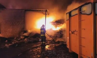 Incêndio de grandes proporções atinge depósito de recicláveis em Perdigão - Créditos: VH News/Divulgação
