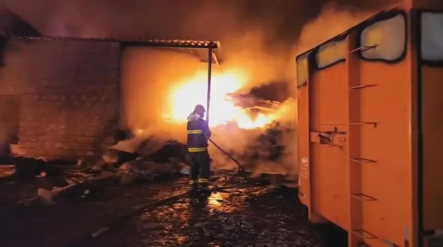 Incêndio de grandes proporções atinge depósito de recicláveis em Perdigão - Créditos: VH News/Divulgação