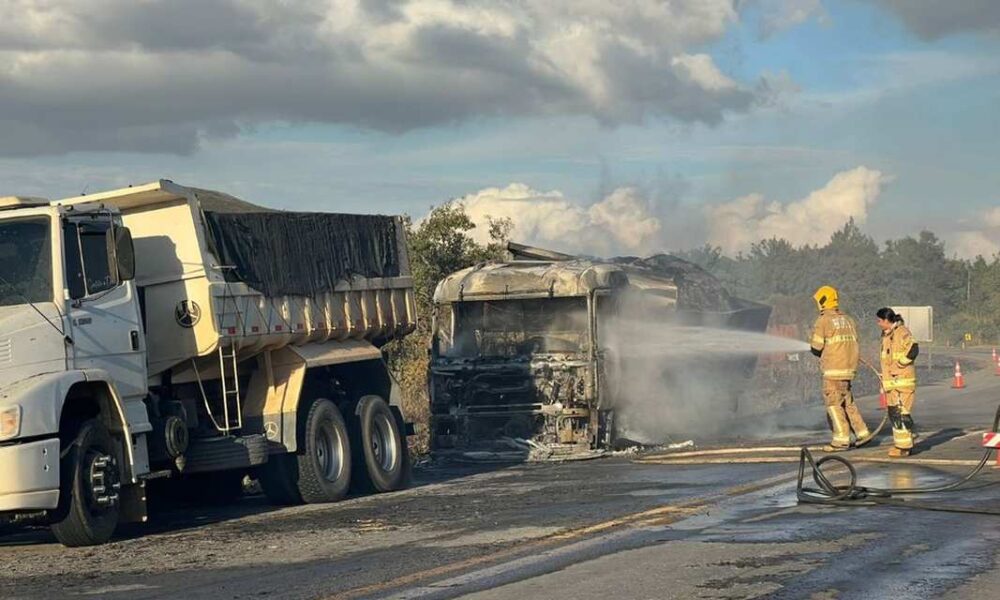 Incêndio em caminhões na BR-262 em Bom Despacho — Foto: Corpo de Bombeiros/Divulgação