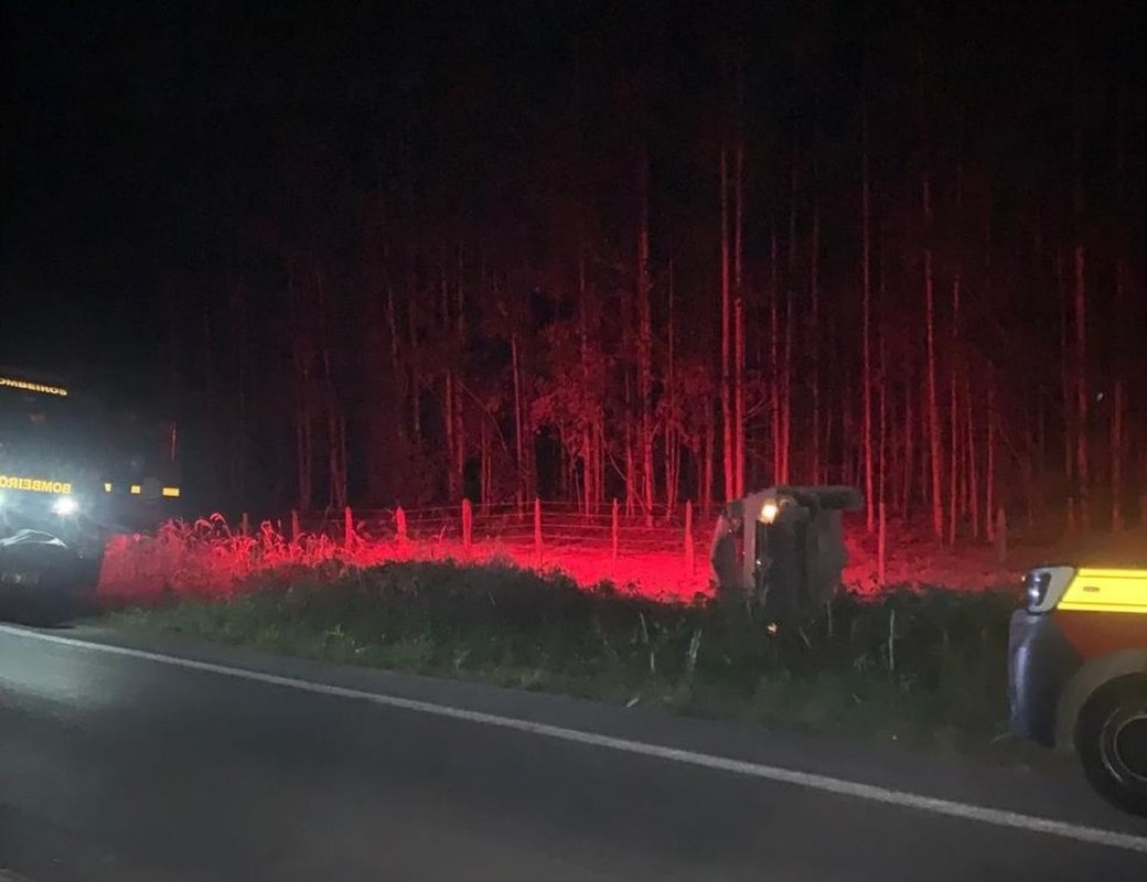 Caminhonete para às margens da rodovia em Arcos após capotar — Foto: Corpo de Bombeiros/Divulgação