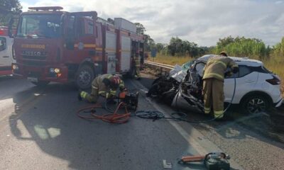 Motorista morre preso às ferragens após batida com carreta na BR-354