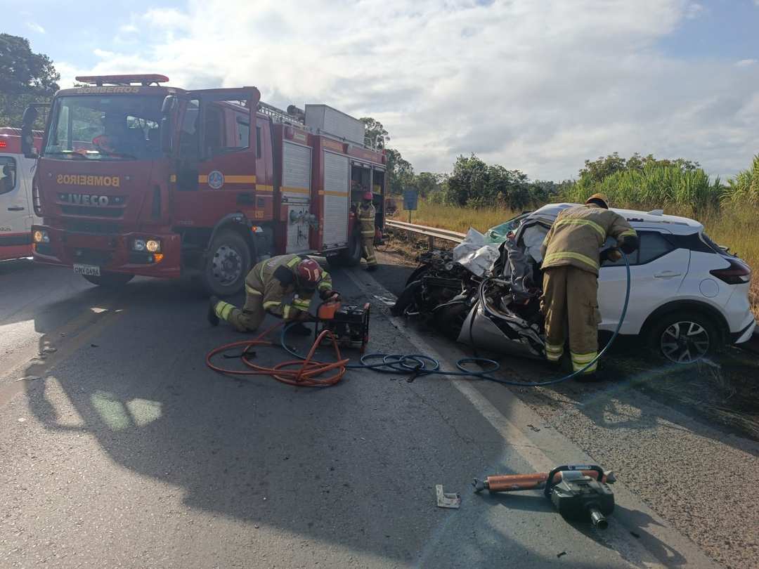 Motorista morre preso às ferragens após batida com carreta na BR-354
