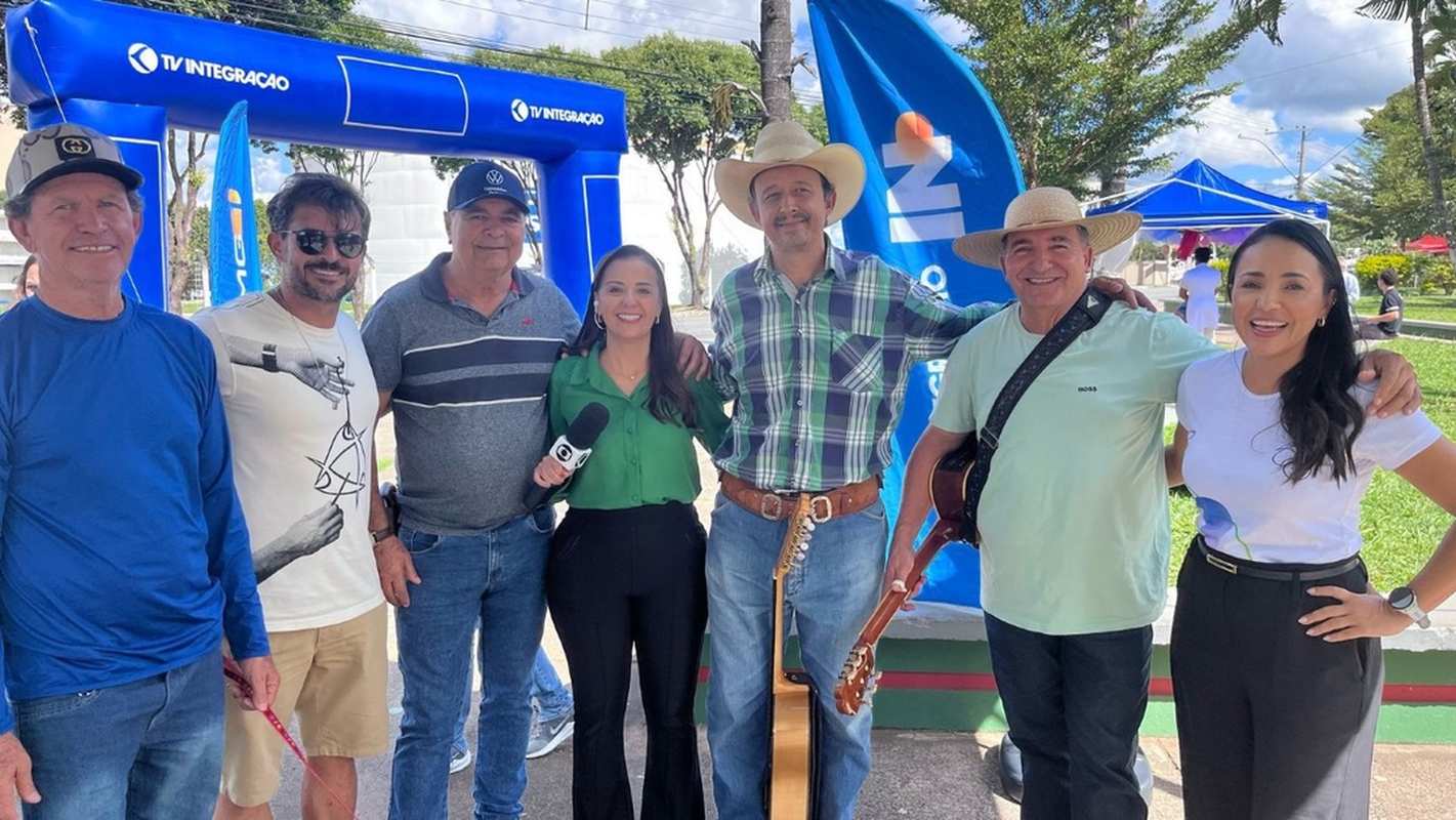 Música ao vivo no 'Integração no Bairro' na Praça da Bíblia