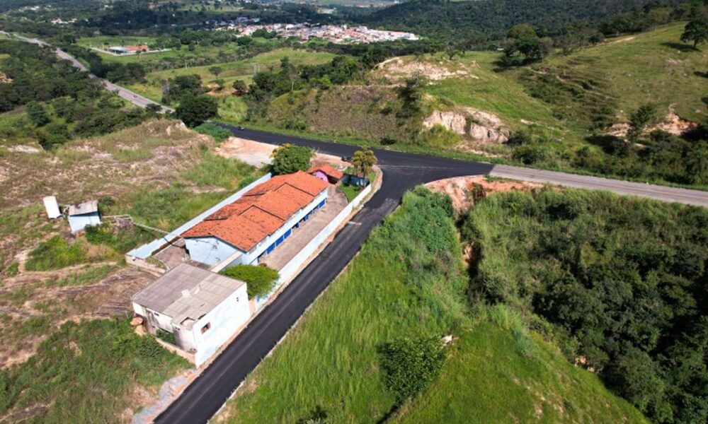 NOVA SERRANA ENTREGA A ESTRADA FERNANDO JACINTO DE FARIA NA ESTAÇÃO DO CERCADO - Créditos: Prefeitura de Nova Serrana/Divulgação