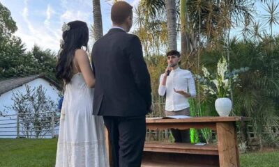 O primo da noiva celebrando o casamento — Foto: Laura Diniz/ Arquivo pessoal
