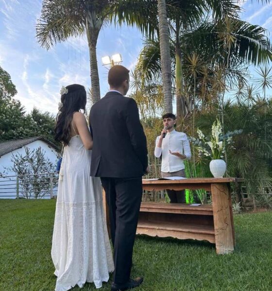 O primo da noiva celebrando o casamento — Foto: Laura Diniz/ Arquivo pessoal