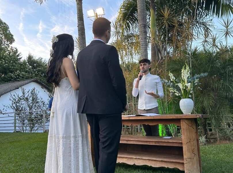 O primo da noiva celebrando o casamento — Foto: Laura Diniz/ Arquivo pessoal