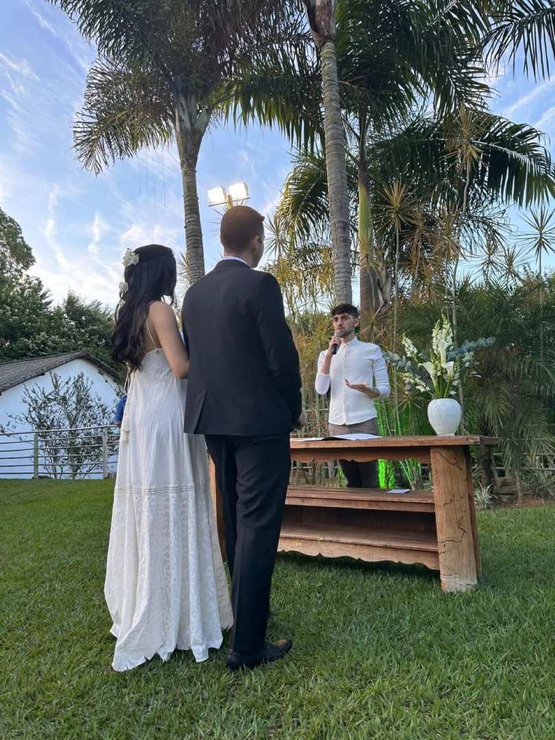 O primo da noiva celebrando o casamento — Foto: Laura Diniz/ Arquivo pessoal
