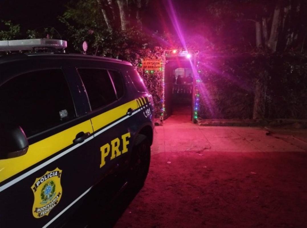 Policia Rodoviária Federal durante operação contra exploração sexual de menores em Carmópolis de Minas — Foto: PRF/Divulgação
