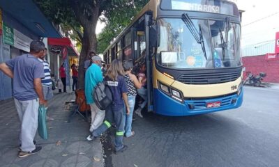 Ponto de ônibus na Rua Pernambuco, em Divinópolis — Foto: Mariana Gonçalves/g1