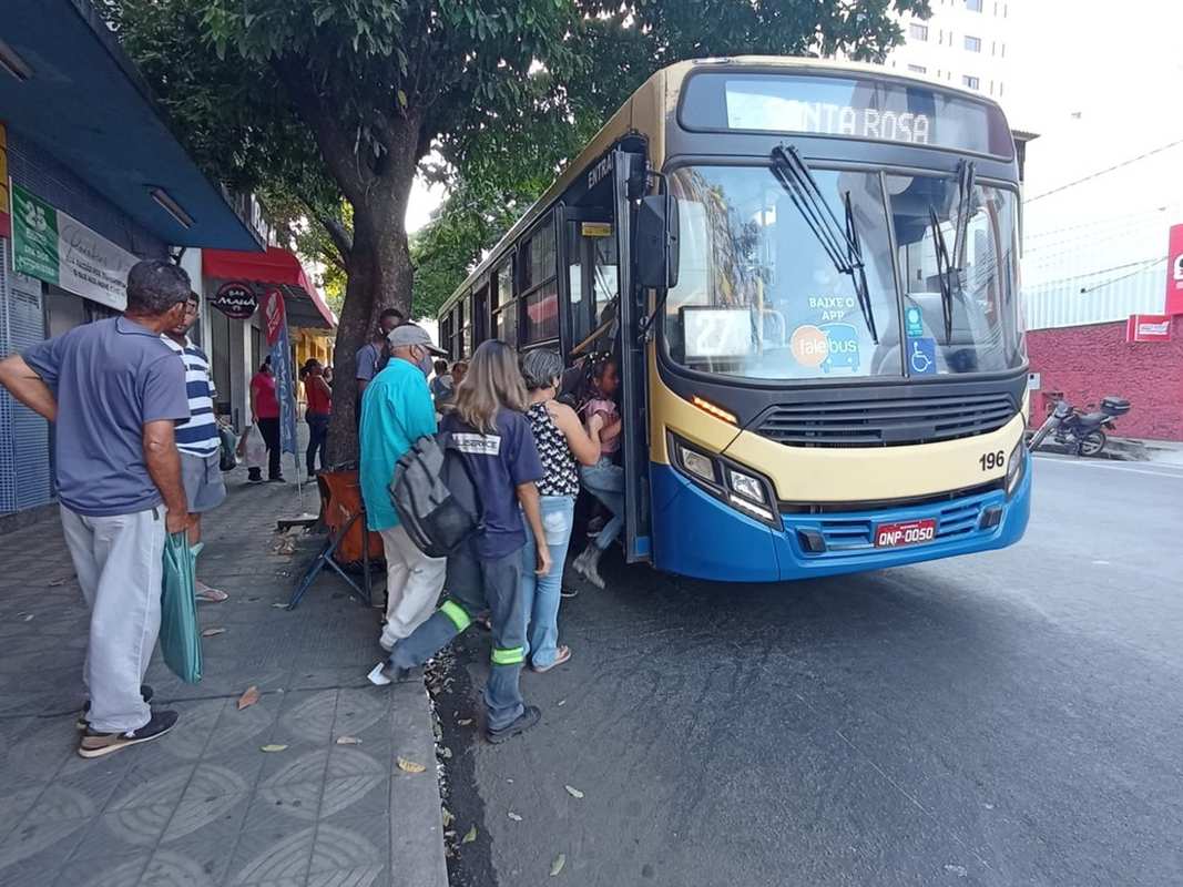 Ponto de ônibus na Rua Pernambuco, em Divinópolis — Foto: Mariana Gonçalves/g1