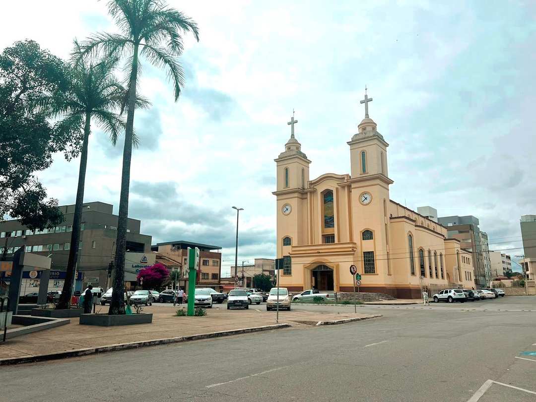 Praça da Catedral em Divinópolis — Foto: Anna Lúcia Silva/g1