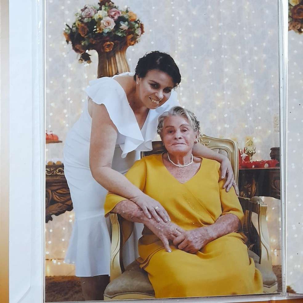 Simone Esteves com a mãe Elvira Esteves — Foto: Simone Esteves/Arquivo pessoal