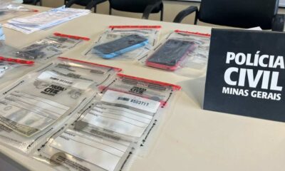 Telefones, dólares e moedas estrangeiras foram apreendidos durante a operação em Divinópolis — Foto: Priscila Mendes/TV Integração