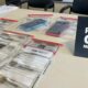 Telefones, dólares e moedas estrangeiras foram apreendidos durante a operação em Divinópolis — Foto: Priscila Mendes/TV Integração