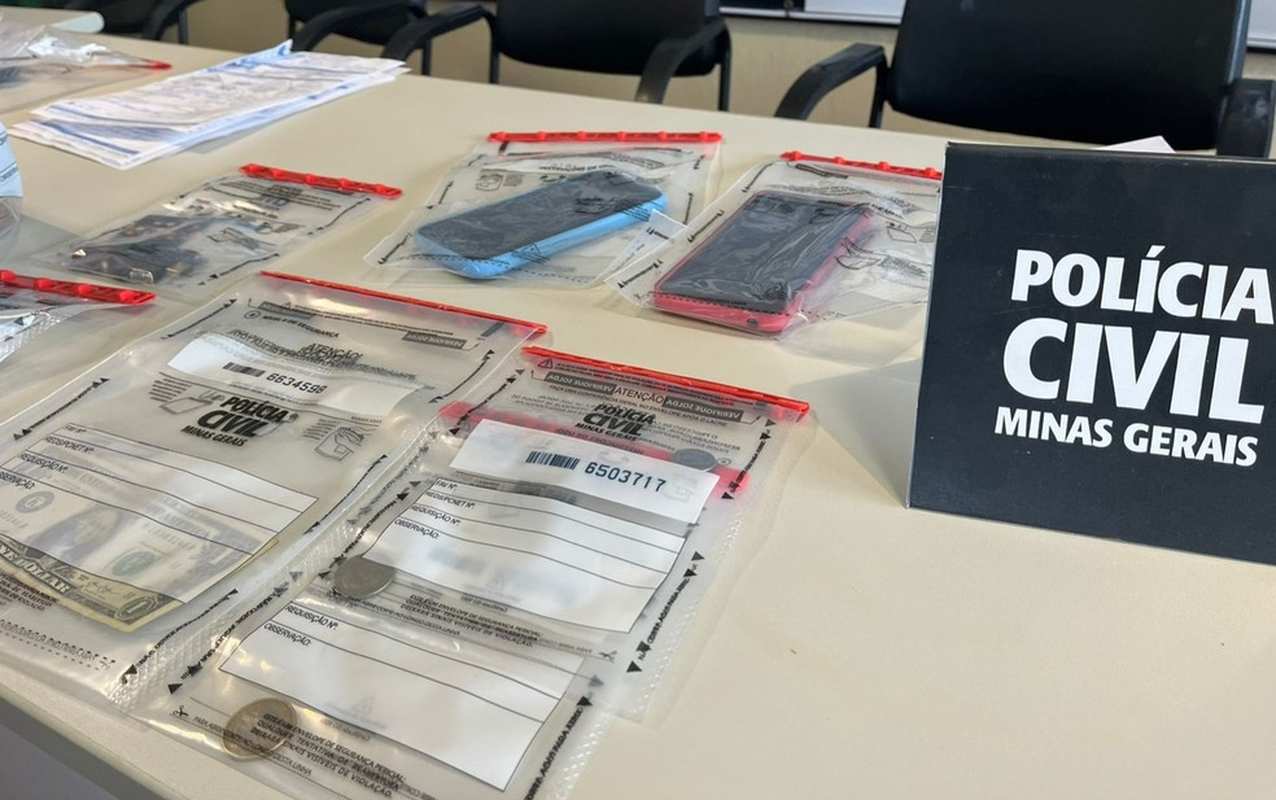 Telefones, dólares e moedas estrangeiras foram apreendidos durante a operação em Divinópolis — Foto: Priscila Mendes/TV Integração