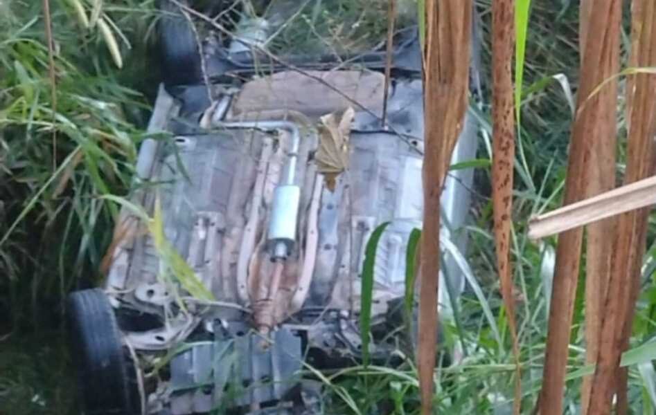 Um pessoa morreu e outras quatro ficaram feridas após o carro cair em um abismo — Foto: PMRv/Divulgação