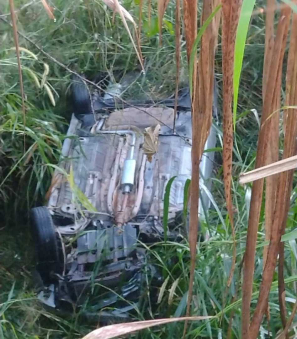 Um pessoa morreu e outras quatro ficaram feridas após o carro cair em um abismo — Foto: PMRv/Divulgação