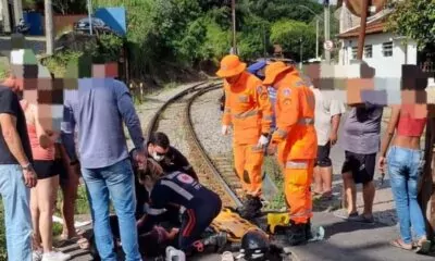 Batida entre carro e scooter deixa duas adolescentes feridas em Formiga