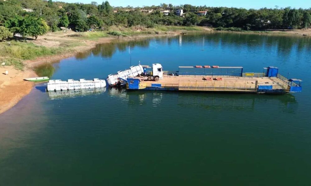 1 de 4 Parte da carreta ficou submersa, enquanto a outra permaneceu em cima da balsa. — Foto: Polícia Militar de Meio Ambiente/Divulgação